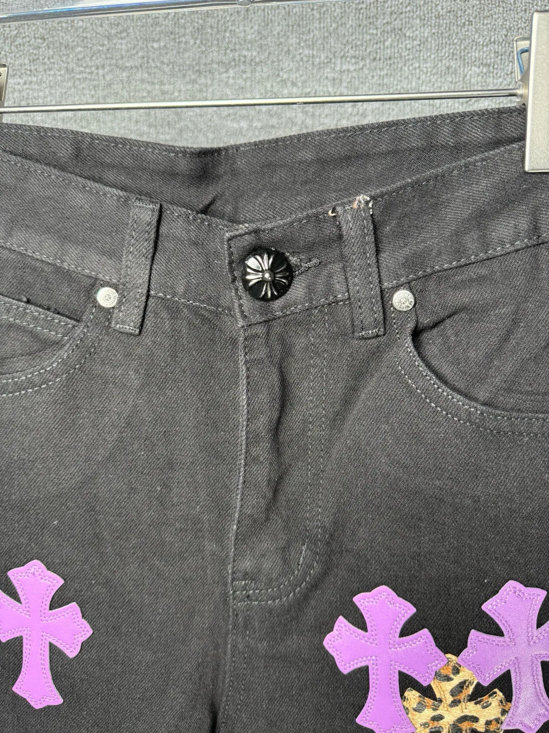 P250 💰 (Top version) Chrome Hearts black denim jeans with purple leopard print. CH jeans need to be washed and then disassembled and hand-stitched with sheepskin cross leather and then spliced ​​together to complete. The whole piece has too many craftsmanship to describe. The patches are embellished with cross patterns and the high-waisted washed jeans! ! Absolutely high-end luxury products, god-level single products and super popular products, made with top heavy industry, a must-see magic weapon. Customized hardware. The fabric is thick and soft after washing. It has good breathability. Customized small leather label. Unique design. The details are simple and elegant, and the workmanship is exquisite. The entire trousers are neatly routed and the details are in place! It’s so cool that both men and women can easily control the genderless trend! Color: Black Size: 28-30-32-34-36 (corresponds to S-M-L-XL-XXL)